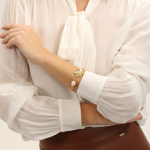 Ruffle glam gold plated bangle wavy petal motif and pearl-