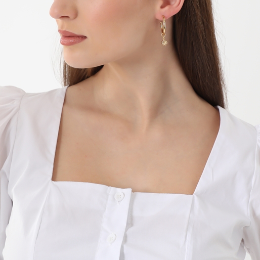 Fashionable.Me μικροί επίχρυσοι κρίκοι με charms λουλούδι και πέρλα-