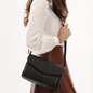 Metropolitan Fab μεσαία μαύρη δερμάτινη crossbody τσάντα-