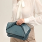 Origami Hint μικρή σκούρο μπλε crossbody τσάντα με καπάκι-