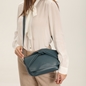 Origami Hint μικρή σκούρο μπλε crossbody τσάντα με καπάκι-