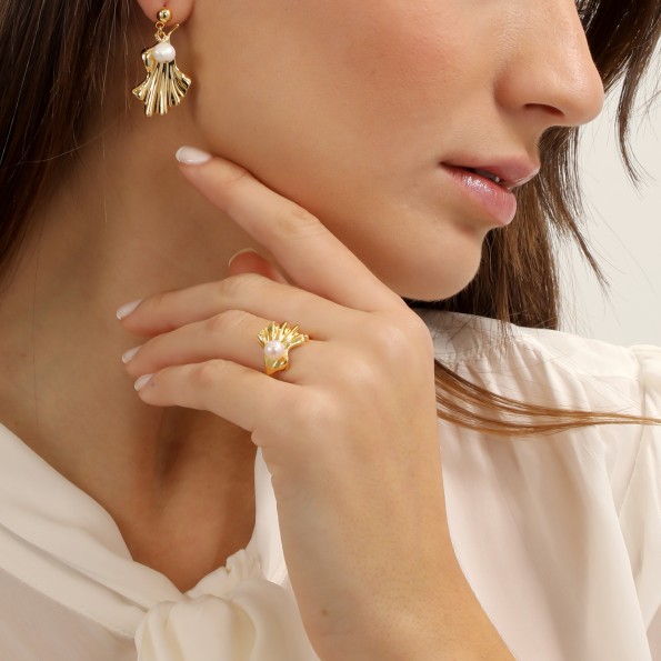 Ruffle Glam επίχρυσα κρεμαστά σκουλαρίκια μοτίφ κυματιστό πέταλο και πέρλα Κοσμήματα