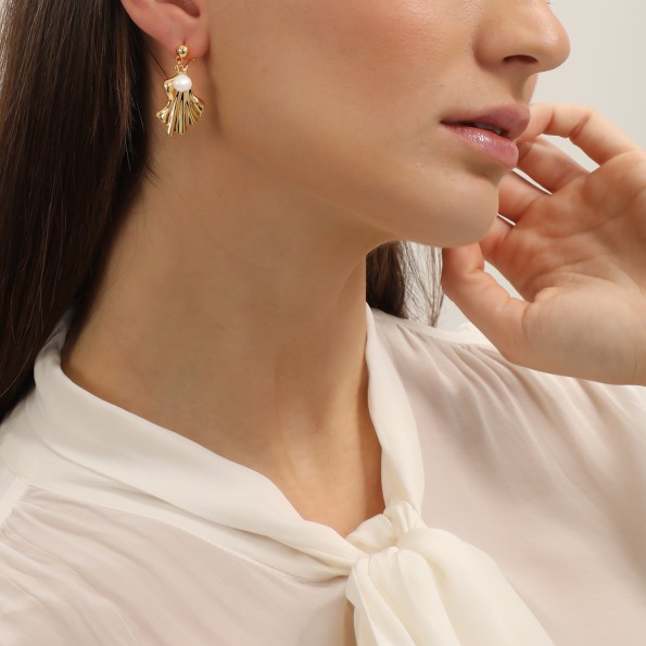 Ruffle Glam επίχρυσα κρεμαστά σκουλαρίκια μοτίφ κυματιστό πέταλο και πέρλα Κοσμήματα