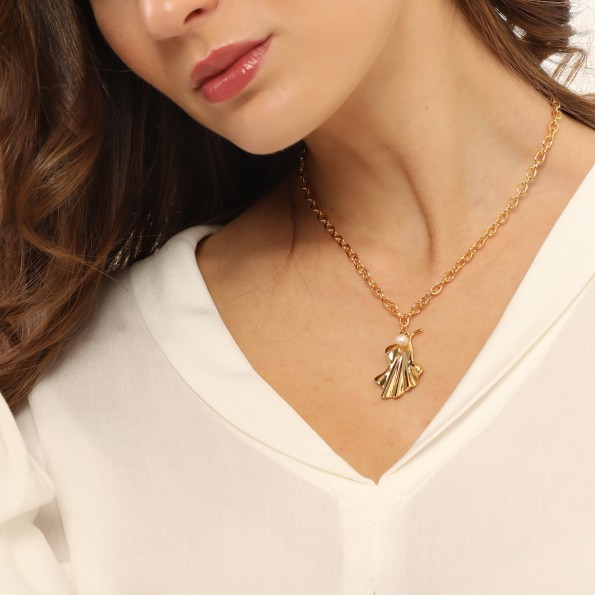 Ruffle Glam κοντό κολιέ επίχρυσο αλυσίδα μοτίφ κυματιστό πέταλο και πέρλα Κοσμήματα