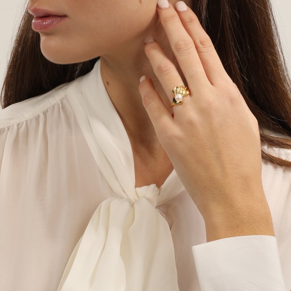 Ruffle Glam επίχρυσο δαχτυλίδι μοτίφ κυματιστό πέταλο και πέρλα Κοσμήματα